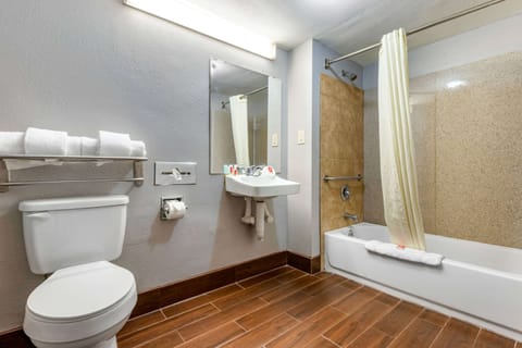 Combined shower/tub, free toiletries, hair dryer, towels