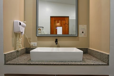 Deluxe Triple Room | Bathroom sink