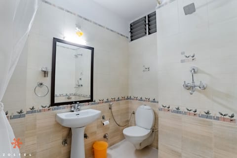 Superior Double or Twin Room | Bathroom | Shower, towels