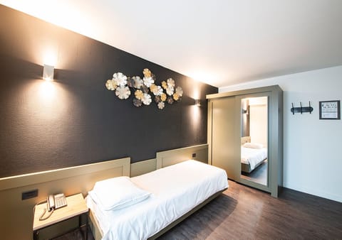 Single Room | Desk, blackout drapes, iron/ironing board, free WiFi