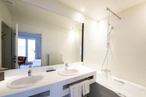 Desk, blackout drapes, iron/ironing board, free WiFi