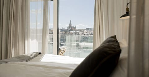 Exclusive Suite | Premium bedding, pillowtop beds, in-room safe, laptop workspace