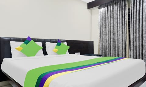 Deluxe Double Room | Desk, iron/ironing board