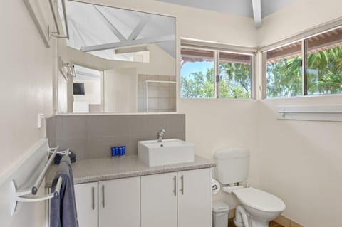 Standard Studio Cabin | Bathroom | Free toiletries, hair dryer, towels