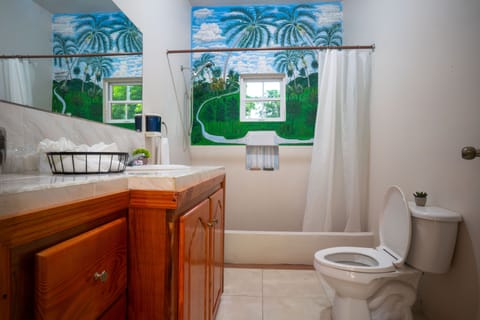 Studio | Bathroom | Bathtub, towels