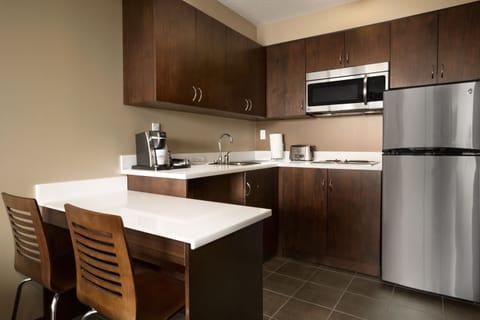 Studio Suite, 1 Queen Bed, Non Smoking | Private kitchenette | Fridge, microwave, coffee/tea maker