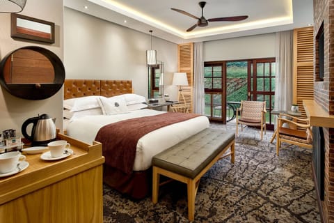 Room, 1 King Bed, Non Smoking (Patio) | Premium bedding, minibar, in-room safe, desk