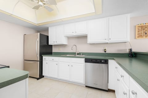 Condo, Multiple Beds, Balcony, Ocean View | Private kitchen | Fridge, microwave, oven, stovetop