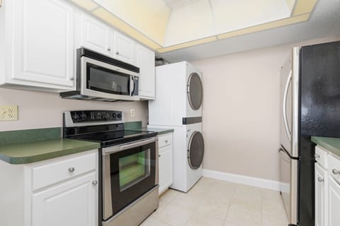 Condo, Multiple Beds, Balcony, Ocean View | Private kitchen | Fridge, microwave, oven, stovetop