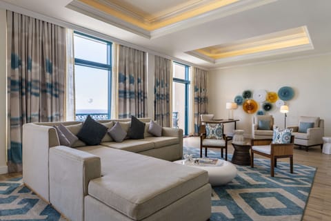 Premium Suite, 1 King Bed (Premium Ocean Prime Minisuiter Suite) | Living area