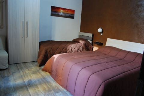 Comfort Room | Desk, free WiFi