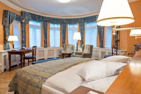 Junior Suite | Premium bedding, down comforters, pillowtop beds, minibar