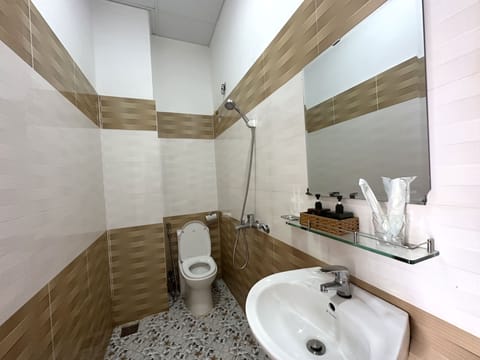 Family Suite | Bathroom | Shower, bidet, towels, toilet paper