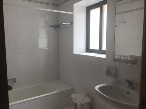 Combined shower/tub, free toiletries, hair dryer, towels