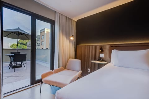 Deluxe Room, 1 King Bed | Minibar, individually decorated, free WiFi, bed sheets