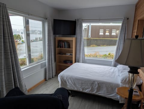 Standard Apartment, Multiple Beds, Kitchenette, Ocean View | Living area | 50-inch Smart TV with digital channels, books, streaming services