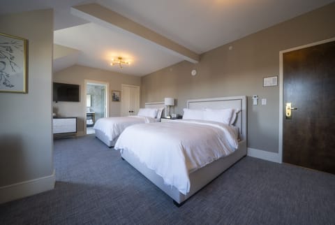 Luxury Single Room, 2 Queen Beds | Premium bedding, memory foam beds, individually furnished, desk