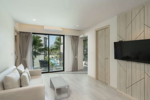 Suite, 1 Double Bed, Balcony, Garden View (Living Room) | Premium bedding, minibar, in-room safe, individually decorated