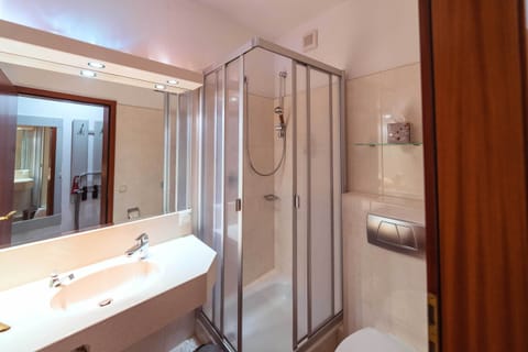 Superior Single Room | Bathroom | Shower, hydromassage showerhead, hair dryer, towels