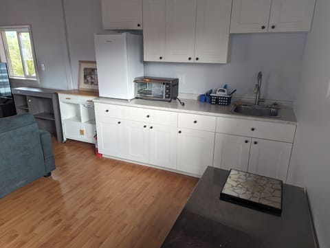 Panoramic Cabin, Bay View | Private kitchen | Mini-fridge, microwave, stovetop, coffee/tea maker