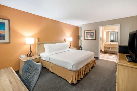 Desk, laptop workspace, iron/ironing board, free WiFi