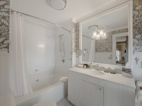 Room 8 | Bathroom | Combined shower/tub, free toiletries, hair dryer, towels