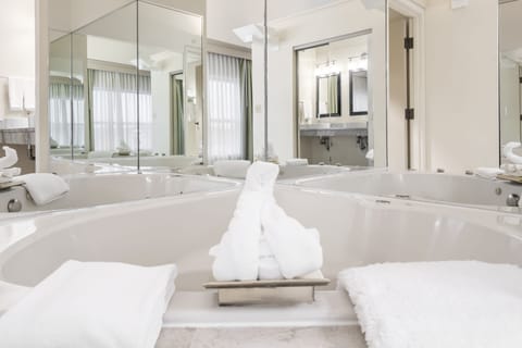 Presidential Suite | Bathroom | Hair dryer, towels, soap, shampoo