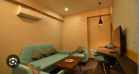 Signature Double or Twin Room, 1 Bedroom, Non Smoking, City View | Living area | Fireplace, printers