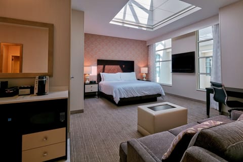 Suite, 1 King Bed, Accessible, Non Smoking (Hearing Impaired) | Minibar, in-room safe, iron/ironing board, free cribs/infant beds