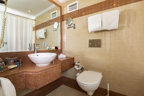 Combined shower/tub, slippers, towels