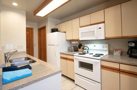 Deluxe Condo, 1 Bedroom, Non Smoking | Private kitchen | Full-size fridge, microwave, oven, dishwasher