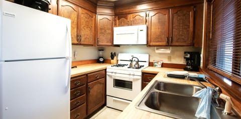 Deluxe Condo, 2 Bedrooms, Non Smoking | Private kitchen | Full-size fridge, microwave, oven, dishwasher