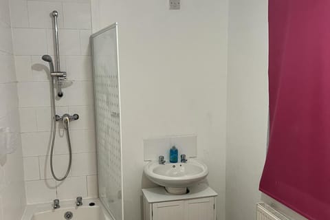 House | Bathroom | Shower, towels