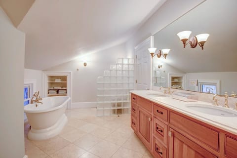 Superior Suite | Bathroom | Designer toiletries, hair dryer, bathrobes, towels