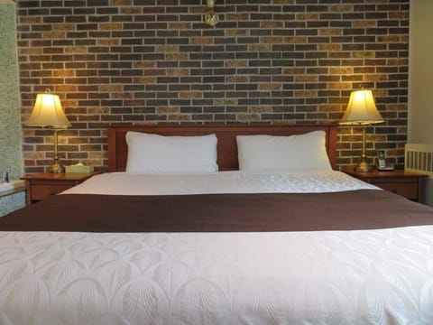 Room, 1 King Bed | In-room safe, desk, free WiFi, bed sheets