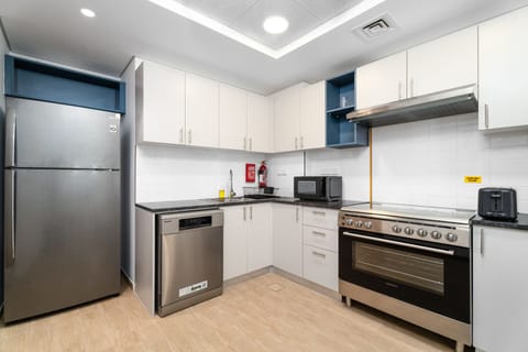 Deluxe Apartment | Private kitchen | Fridge, microwave, stovetop, coffee/tea maker