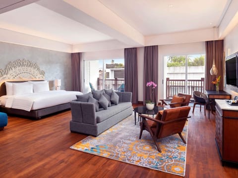Junior Suite, 1 King Bed with Sofa bed | In-room safe, desk, laptop workspace, iron/ironing board