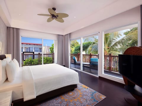 Executive Suite, 1 King Bed | In-room safe, desk, laptop workspace, iron/ironing board