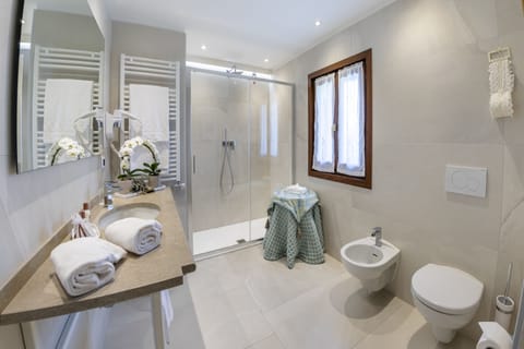 Junior Suite | Bathroom | Shower, free toiletries, hair dryer, slippers