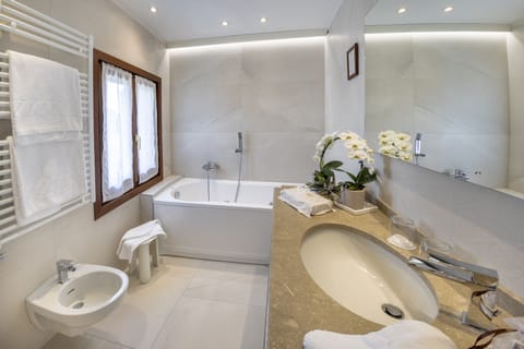 Deluxe Double Room | Jetted tub