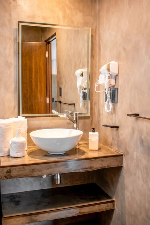 Family Suite | Bathroom | Shower, rainfall showerhead, hair dryer, towels