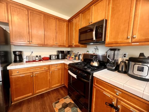 HARMONY ROOM #2 NEAR MEDICAL CENTER | Private kitchen | Fridge, microwave, oven, stovetop