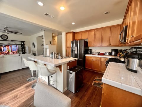 HARMONY ROOM #2 NEAR MEDICAL CENTER | Private kitchen | Fridge, microwave, oven, stovetop