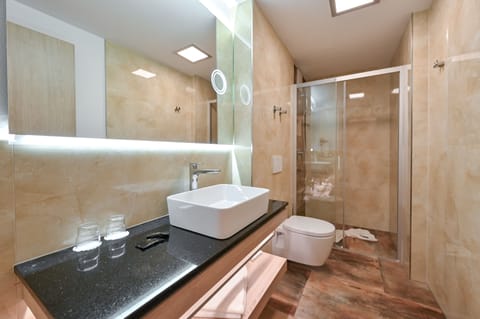 Superior Room (shared room) | Bathroom | Shower, rainfall showerhead, free toiletries, hair dryer