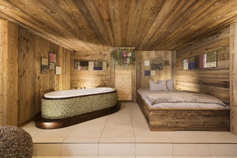 Couples treatment rooms, sauna, spa tub, steam room, Turkish bath