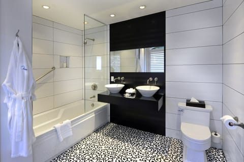 Premium Room, 1 King Bed | Bathroom | Combined shower/tub, free toiletries, hair dryer, bathrobes