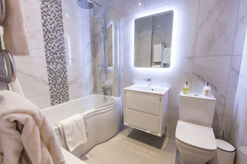 Combined shower/tub, free toiletries, hair dryer, towels