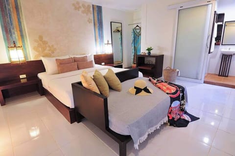 Superior Room | In-room safe, desk, free WiFi, bed sheets