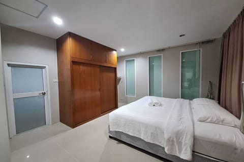 Bungalow, Garden View | Minibar, desk, free WiFi, bed sheets