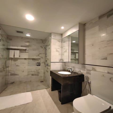 Superior King | Bathroom | Free toiletries, hair dryer, bathrobes, slippers